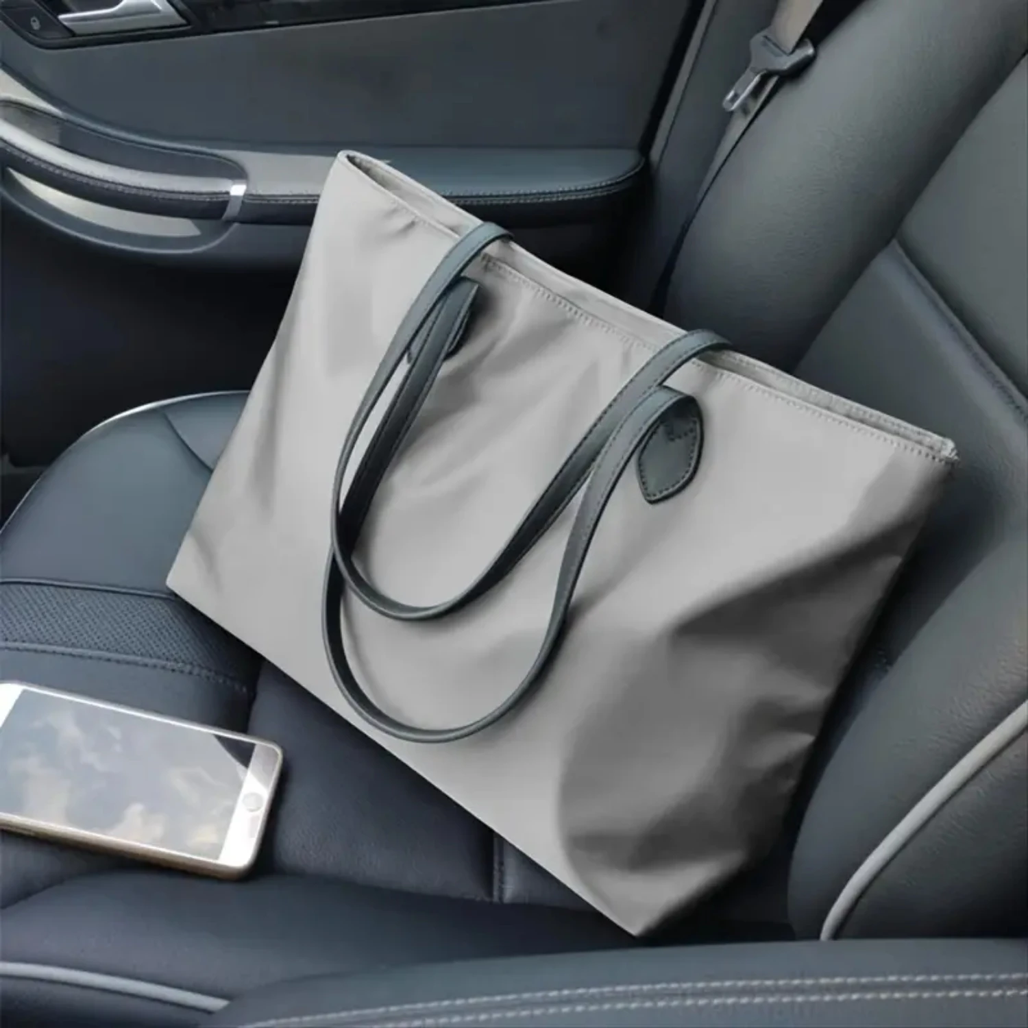 Large Capacity Tote Bag, Simple Zipper Handbag Women's Trendy Shoulder Bag For Work & Shopping
Large Capacity Tote Bag, Simple Zipper Handbag Women's Trendy Shoulder Bag For Work & Shopping