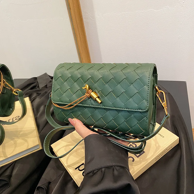 Luxe Mini Crossbody 2025 — квадратная сумка из цельнозерновой кожи с турниловым носком золотого цвета, предметы первой необходимости в стиле «день в ночь» в винтажном стиле
Luxe Mini Crossbody 2025 — квадратная сумка из цельнозерновой кожи с турниловым носком золотого цвета, предметы первой необходимости в стиле «день в ночь» в винтажном стиле