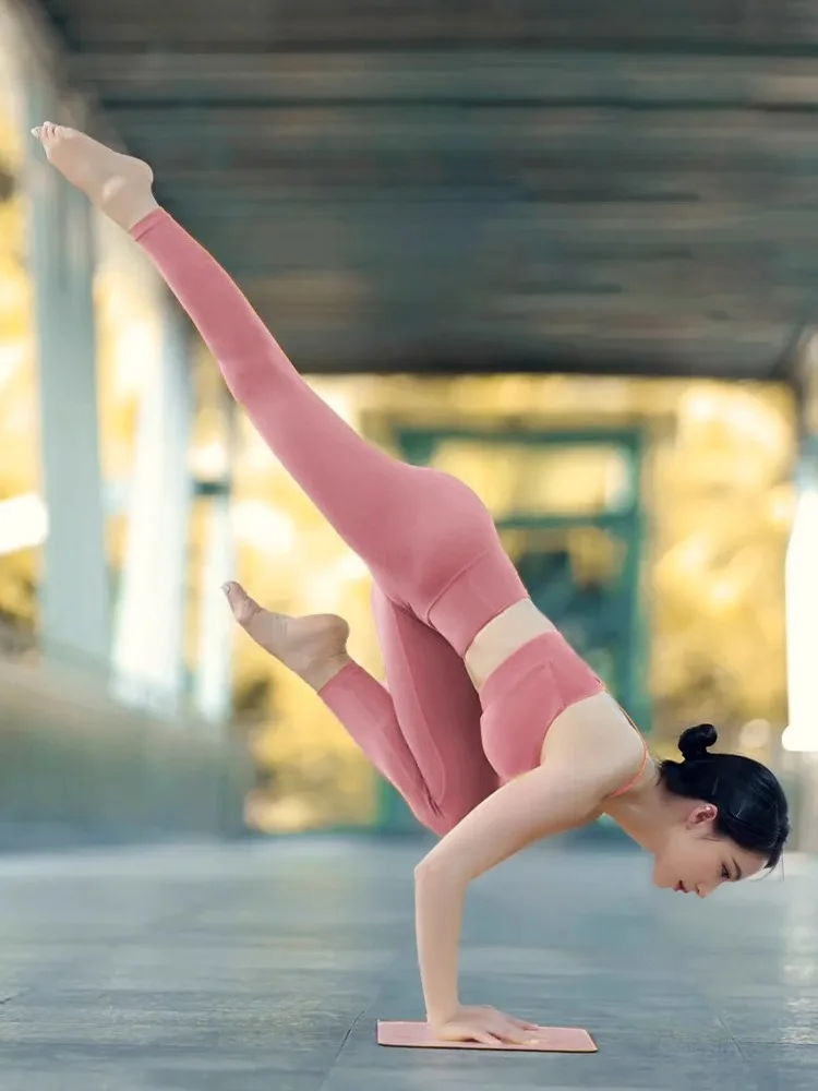 Женские брюки для йоги в тренажерном зале, высокая сексуальная талия, обнаженные леггинсы для бега и велоспорта, дышащие спортивные бесшовные эластичные леггинсы для фитнеса
Женские брюки для йоги в тренажерном зале, высокая сексуальная талия, обнаженные леггинсы для бега и велоспорта, дышащие спортивные бесшовные эластичные леггинсы для фитнеса