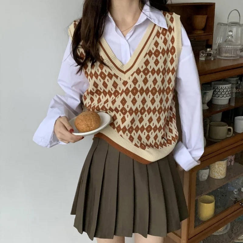 2023 New Spring Women Sweater Vest Fashion V Neck Knitted Sleeveless Pullovers Girls Tops Outwear Small Vest Y2k Tops
2023 New Spring Women Sweater Vest Fashion V Neck Knitted Sleeveless Pullovers Girls Tops Outwear Small Vest Y2k Tops