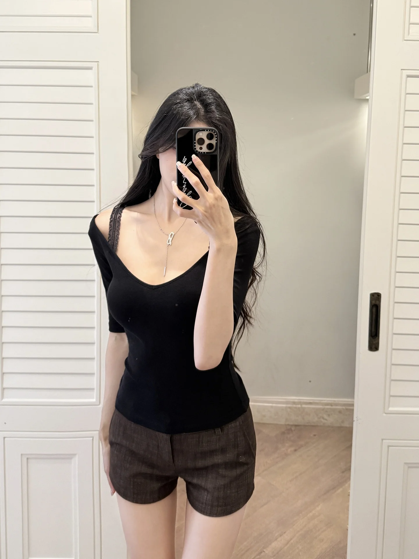 He Chenxi Slim Fit Short Sleeve T-Shirt Deep V Neck Shoulder Bared Design Pure Black Spring Summer Outerwear Ladies Top
He Chenxi Slim Fit Short Sleeve T-Shirt Deep V Neck Shoulder Bared Design Pure Black Spring Summer Outerwear Ladies Top