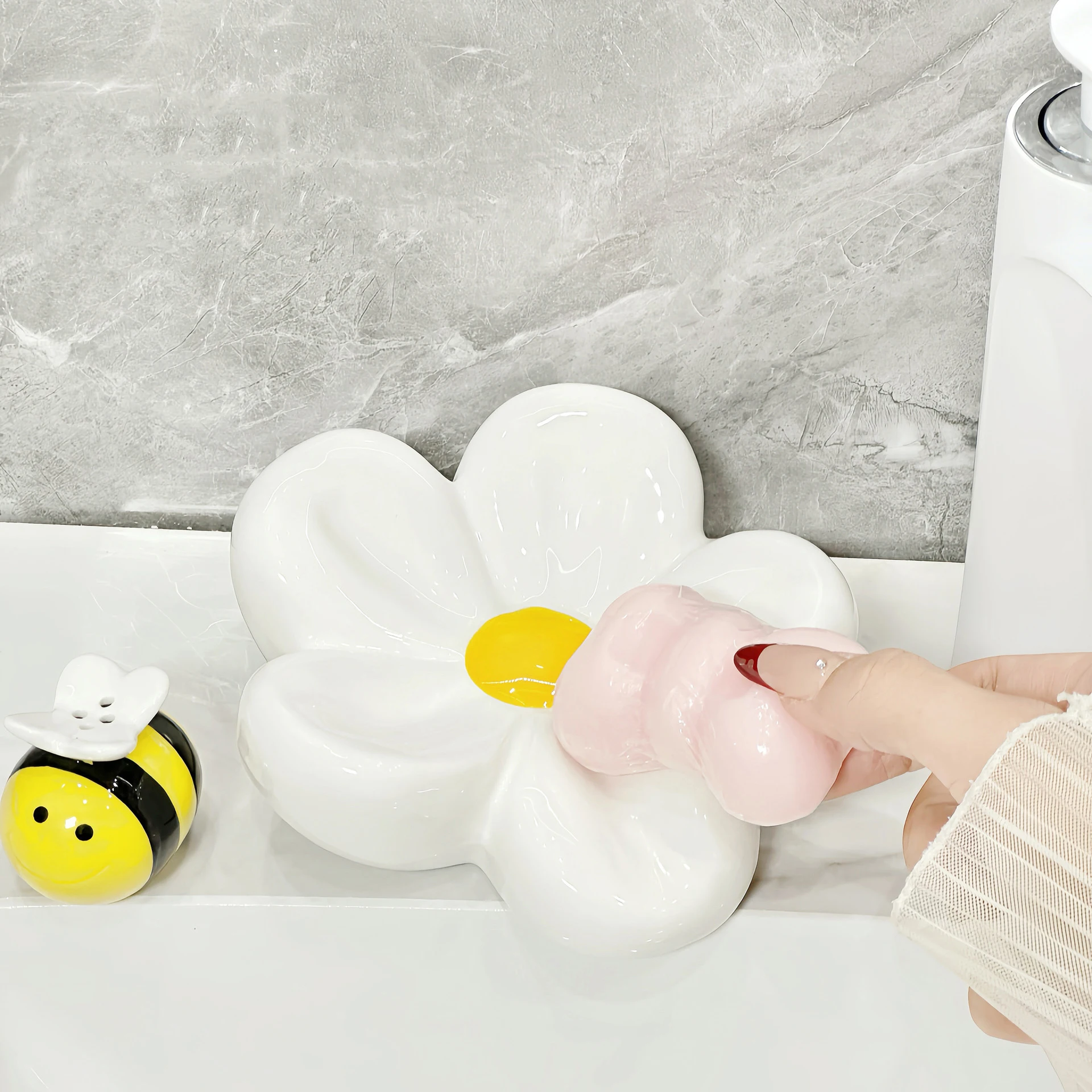 Creative Daisy flower Drain Soap Box Household No Punching Bathroom Cartoon Clover Ceramic Soap Dish Shelf
Creative Daisy flower Drain Soap Box Household No Punching Bathroom Cartoon Clover Ceramic Soap Dish Shelf