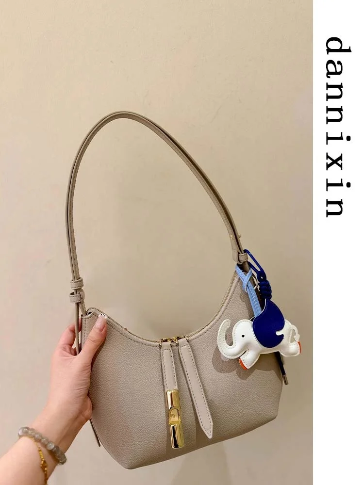Versatile Single oulder Underarm Saddle Bag Women's 2025 New Lightweight Luxury Commuter Handbag for Spring Summer
Versatile Single oulder Underarm Saddle Bag Women's 2025 New Lightweight Luxury Commuter Handbag for Spring Summer