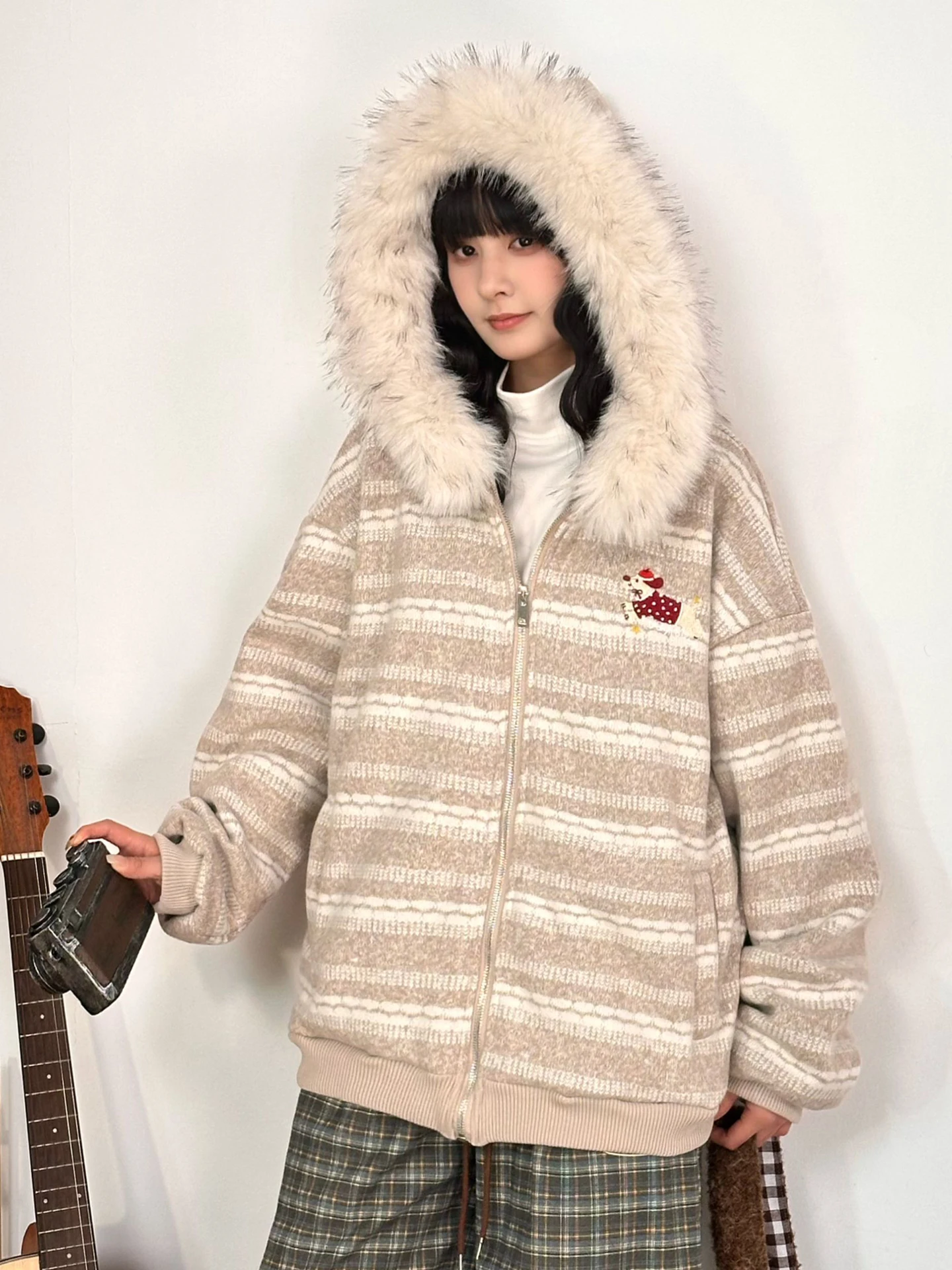 Женская теплая куртка из полиэстера с капюшоном и меховым воротником в полоску с рисунком таксы, осенне-зимняя, уличный стиль
Женская теплая куртка из полиэстера с капюшоном и меховым воротником в полоску с рисунком таксы, осенне-зимняя, уличный стиль