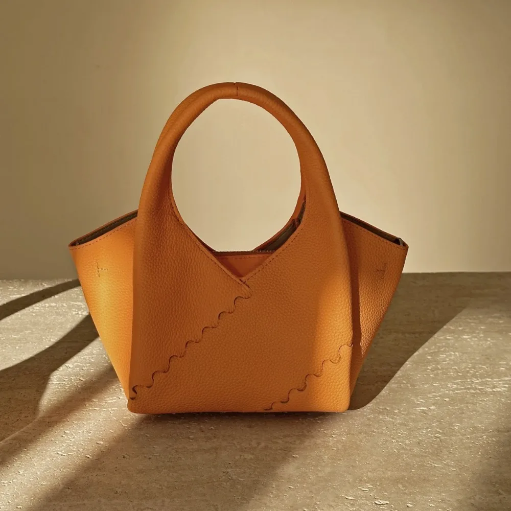 2026 Early Spring New Cowhide Vegetable Texture Unique Versatile Fashion Basket Retro Light Luxury Simple Commuter Messenger Bag
2026 Early Spring New Cowhide Vegetable Texture Unique Versatile Fashion Basket Retro Light Luxury Simple Commuter Messenger Bag
