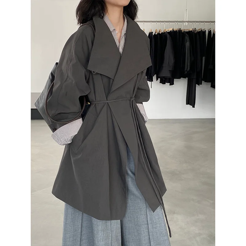 Осень 2021, женская ветровка в британском стиле в стиле ретро, Тренч с лацканами, утягивающая талия, свободная верхняя одежда средней длины
Осень 2021, женская ветровка в британском стиле в стиле ретро, Тренч с лацканами, утягивающая талия, свободная верхняя одежда средней длины