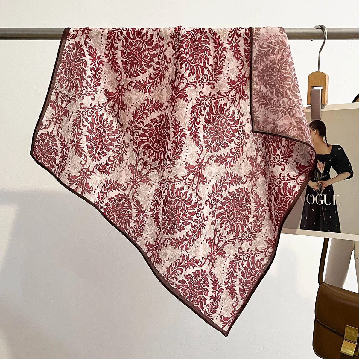 New Stylish Retro Fashion Elegant 68cm Square Scarf for Women for All Seasons Versatile Professional Decorative Headscarf Scarf
New Stylish Retro Fashion Elegant 68cm Square Scarf for Women for All Seasons Versatile Professional Decorative Headscarf Scarf