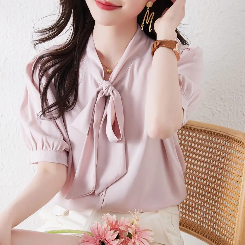 Summer Design Sense Scarf Neck Bow Casual Short-sleeved Shirt Women Solid Temperament Light and Mature Commuting Versatile Top
Summer Design Sense Scarf Neck Bow Casual Short-sleeved Shirt Women Solid Temperament Light and Mature Commuting Versatile Top