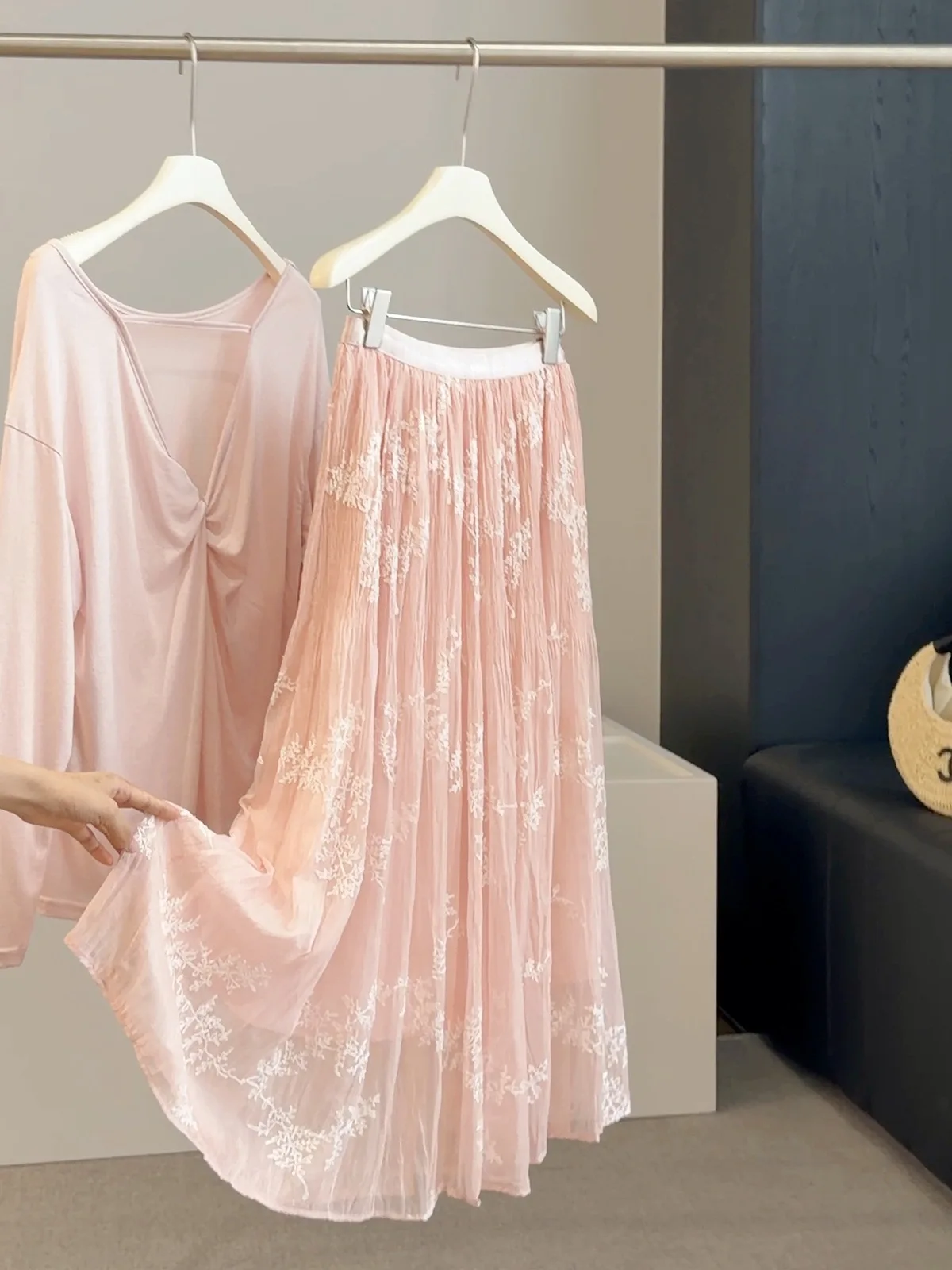 Elegance French Pink Embroidered Floral Chiffon Maxi Skirt High Waist Flowy A-line Skirt For Women Sweet Countryside Garden Wear
Elegance French Pink Embroidered Floral Chiffon Maxi Skirt High Waist Flowy A-line Skirt For Women Sweet Countryside Garden Wear