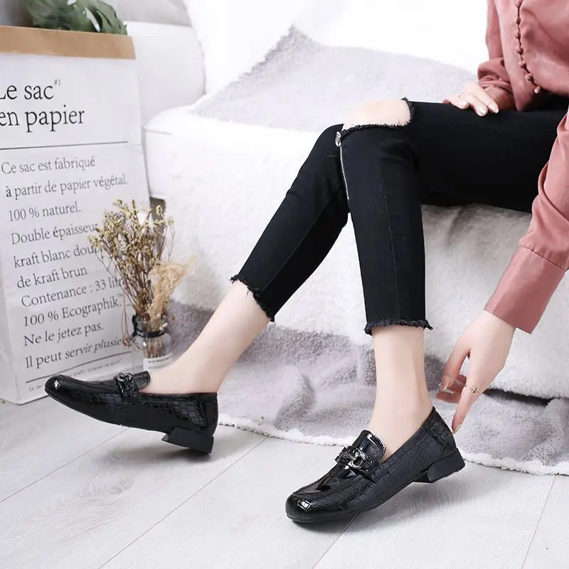 Women's Versatile Slip-on Loafers Flat Patent Leather Chunky Heel Spring 2026 European Style Shiny Casual Shoes New
Women's Versatile Slip-on Loafers Flat Patent Leather Chunky Heel Spring 2026 European Style Shiny Casual Shoes New
