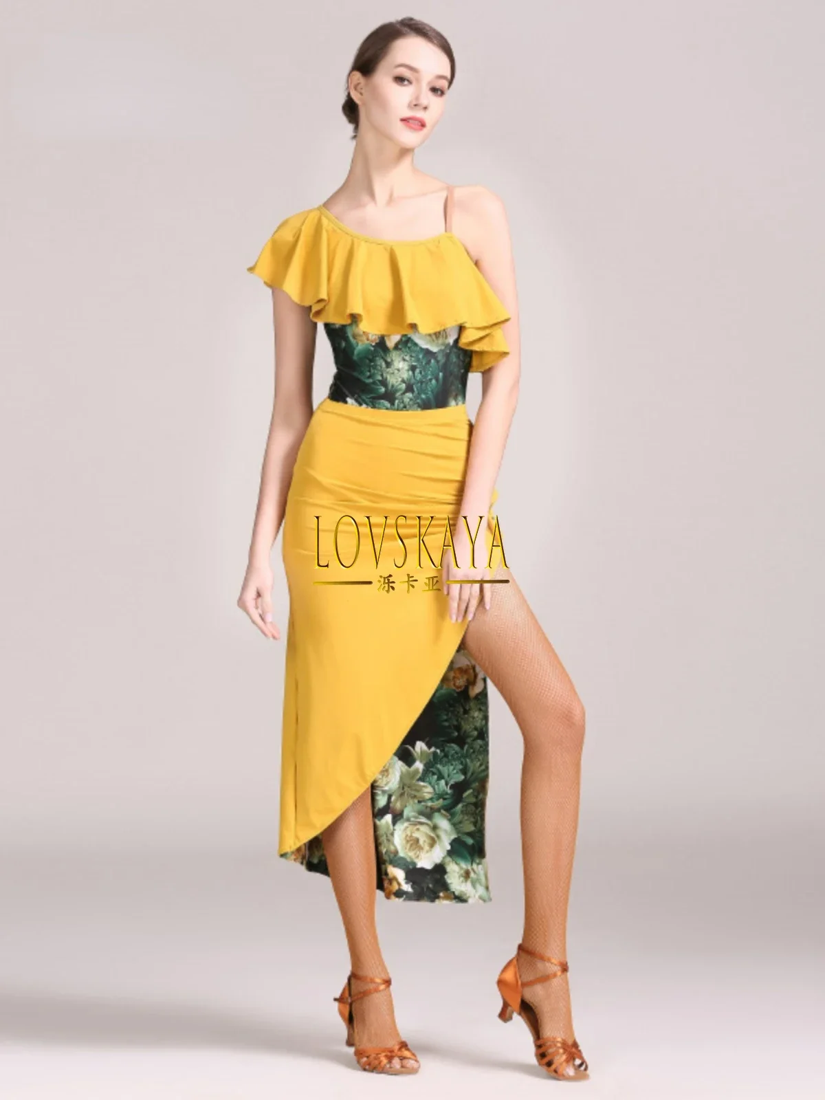 Composite double-layer skirt Latin dance dress set with suspender Latin dance costume
Composite double-layer skirt Latin dance dress set with suspender Latin dance costume