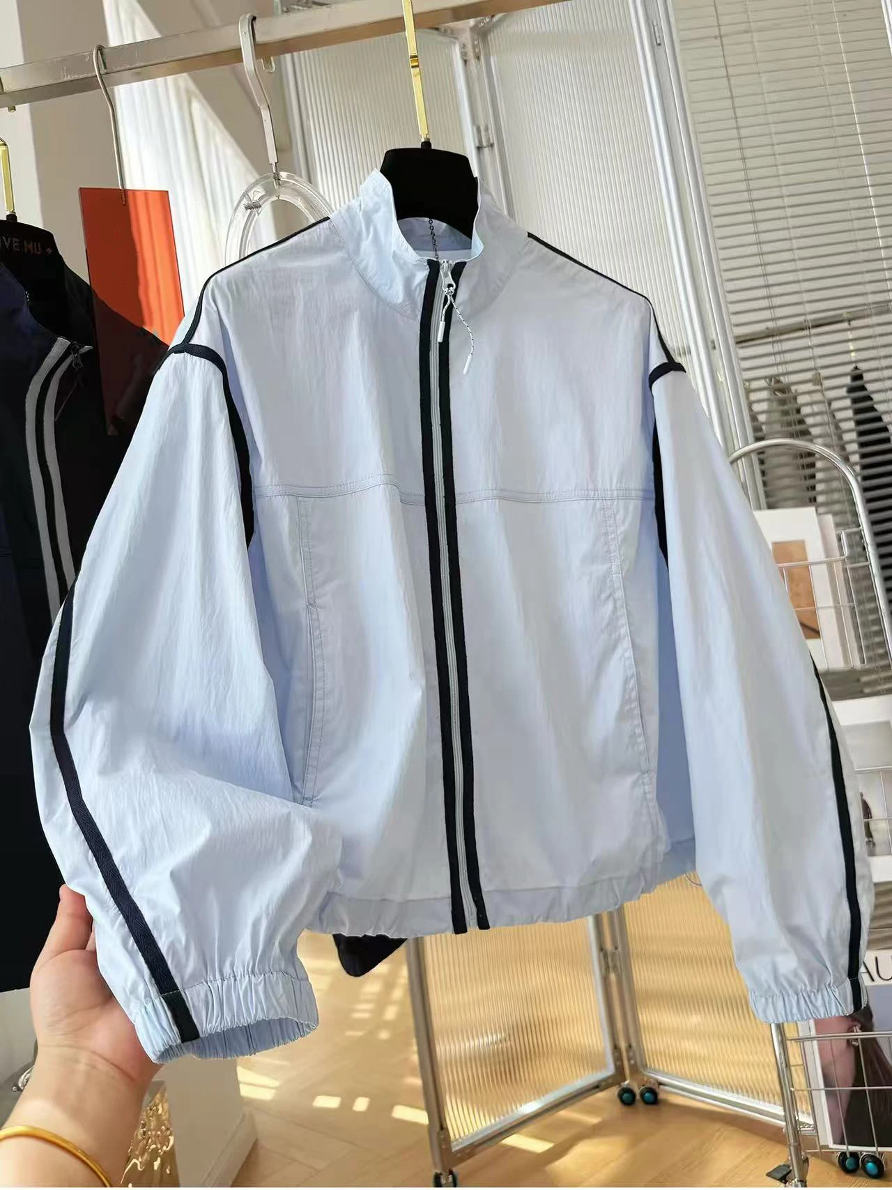 Elegant Thin Short Jacket Women's Spring Summer Stand Collar Lightweight Sun Protection Clothing Stylish Commute Style Loose Fit
Elegant Thin Short Jacket Women's Spring Summer Stand Collar Lightweight Sun Protection Clothing Stylish Commute Style Loose Fit