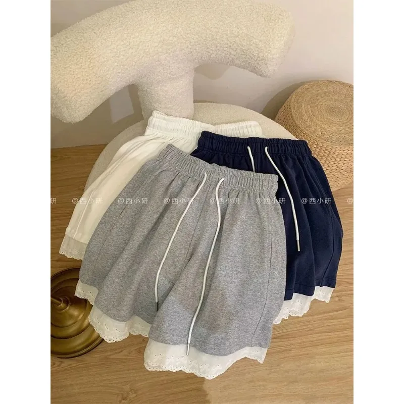 Женские повседневные шорты с кружевной отделкой, эластичной талией, свободного кроя, летние шорты с карманами
Женские повседневные шорты с кружевной отделкой, эластичной талией, свободного кроя, летние шорты с карманами