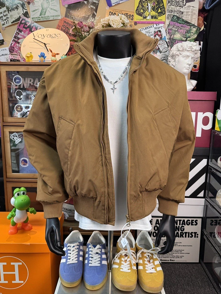 Мужская утепленная зимняя куртка-бомбер коричневого цвета из хлопка с воротником-стойкой, укороченная, модная верхняя одежда
Мужская утепленная зимняя куртка-бомбер коричневого цвета из хлопка с воротником-стойкой, укороченная, модная верхняя одежда