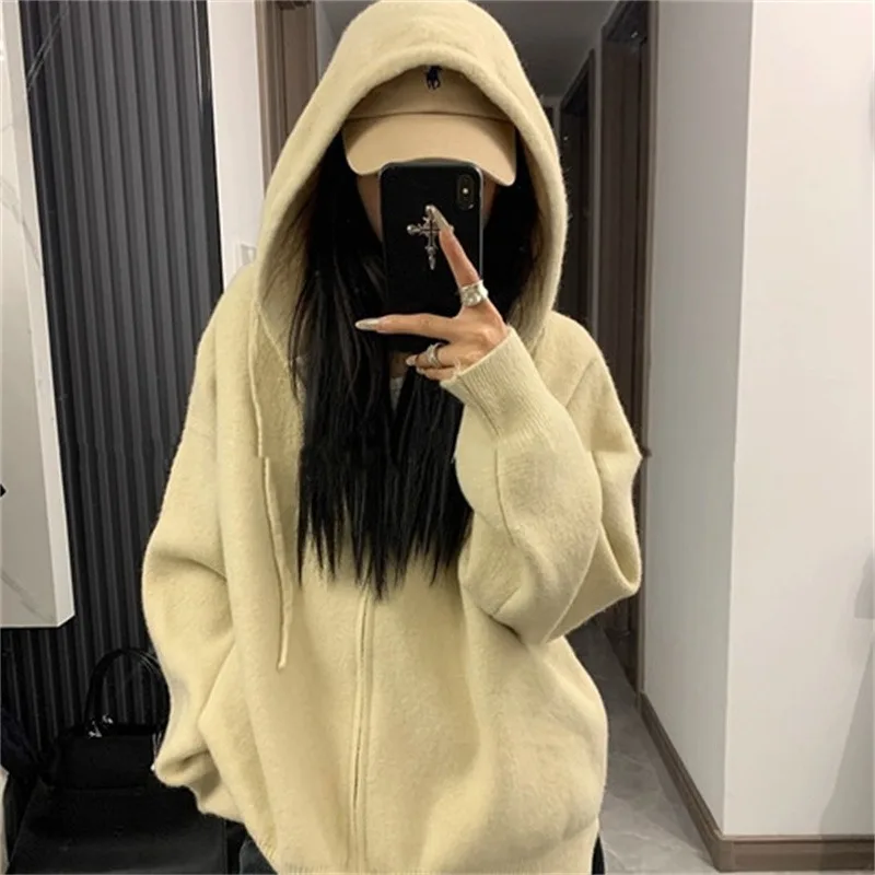 Серая куртка-свитер с капюшоном на молнии в стиле Lazy Old Money для женщин, осень-зима 202, мягкая и липкая вязаная толстовка, кардиган
Серая куртка-свитер с капюшоном на молнии в стиле Lazy Old Money для женщин, осень-зима 202, мягкая и липкая вязаная толстовка, кардиган