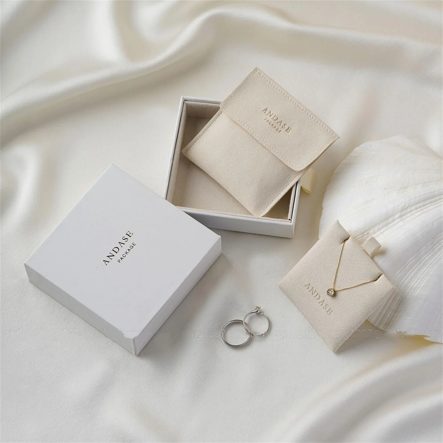 50pcs 9.3*9.3*2.5cm Paper box custom jewelry box with suede inside personalized with your logo necklace earrings package drawer
50pcs 9.3*9.3*2.5cm Paper box custom jewelry box with suede inside personalized with your logo necklace earrings package drawer
