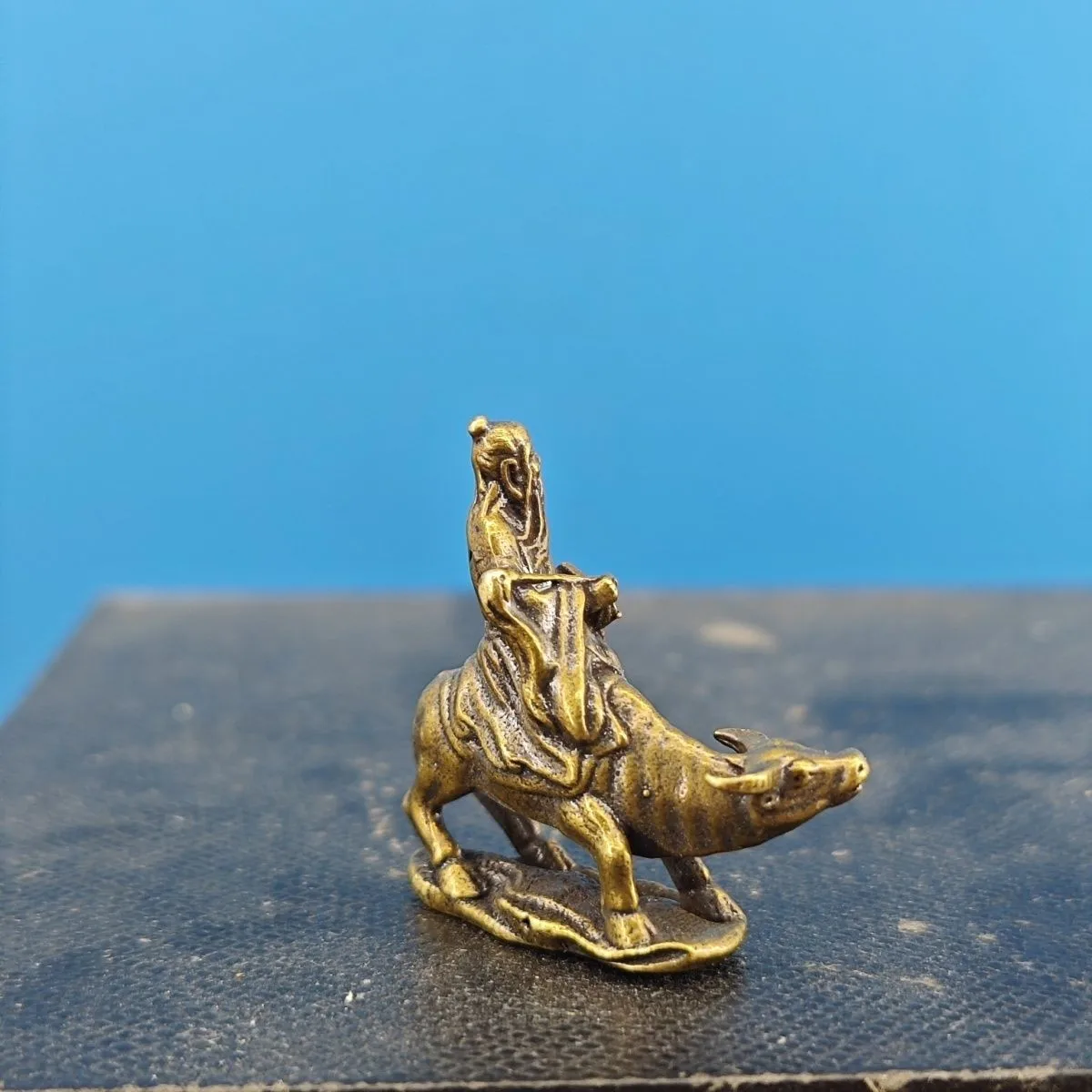 Brass Laozi Riding Ox Figurine Taoist Miniature for Bonsai Rockery Garden Decor
Brass Laozi Riding Ox Figurine Taoist Miniature for Bonsai Rockery Garden Decor