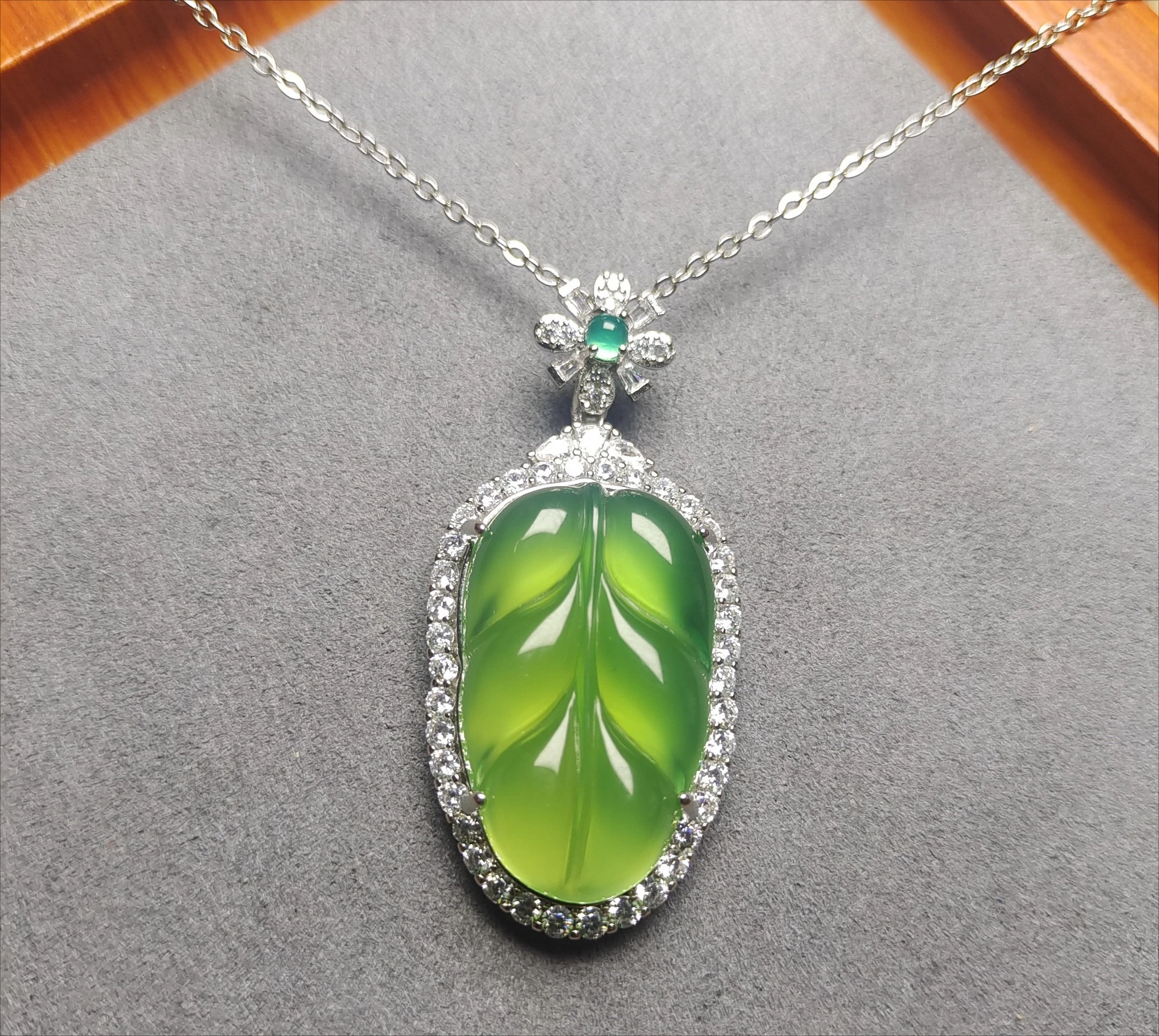 Silver-plated inlaid high-ice jadeite green chalcedony pendant, golden branches and jade leaves, green agate jade pendant.
Silver-plated inlaid high-ice jadeite green chalcedony pendant, golden branches and jade leaves, green agate jade pendant.