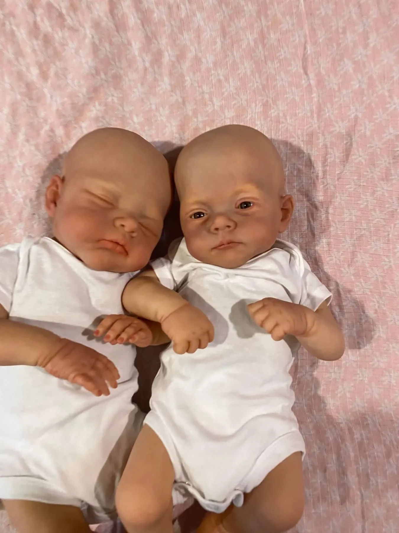 NPK 18-дюймовая кукла Irys and Lily Reborn для близнецов, ручная работа, 3D кожа, многослойная живопись, коллекционная реалистичная художественная кукла
NPK 18-дюймовая кукла Irys and Lily Reborn для близнецов, ручная работа, 3D кожа, многослойная живопись, коллекционная реалистичная художественная кукла