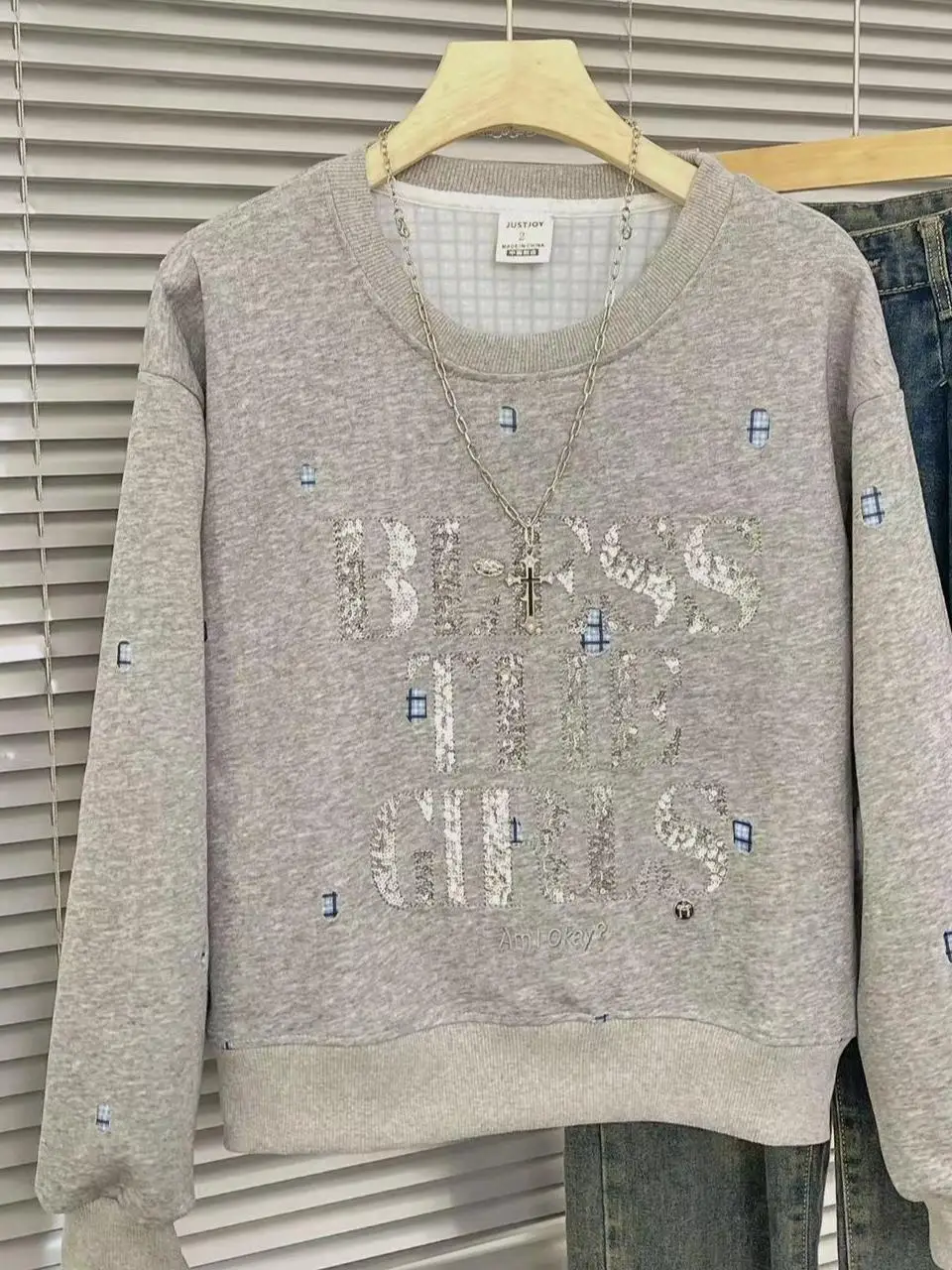 Толстовка свободного кроя с яркой вышивкой и пайетками для осени, модная универсальная парная куртка в уличном стиле
Толстовка свободного кроя с яркой вышивкой и пайетками для осени, модная универсальная парная куртка в уличном стиле