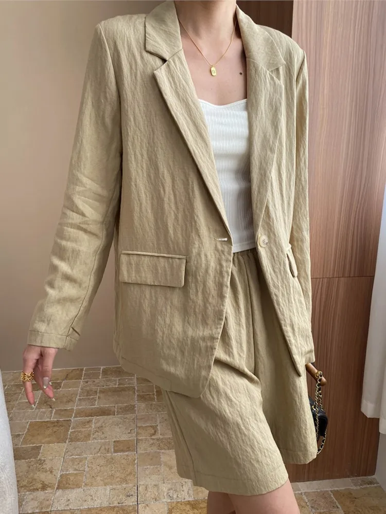 2025 Fashion Spring Summer Women's Casual Suit Solid Color Button Pocket Decorative Jacket+high Waisted Shorts 2 Piece Set
2025 Fashion Spring Summer Women's Casual Suit Solid Color Button Pocket Decorative Jacket+high Waisted Shorts 2 Piece Set