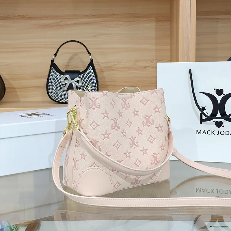 Classic Minimalist Paris Fashion Diaper Bag Elegant Leather Crossbody Handbag For Women Large Capacity Trendy Tote Bag
Classic Minimalist Paris Fashion Diaper Bag Elegant Leather Crossbody Handbag For Women Large Capacity Trendy Tote Bag
