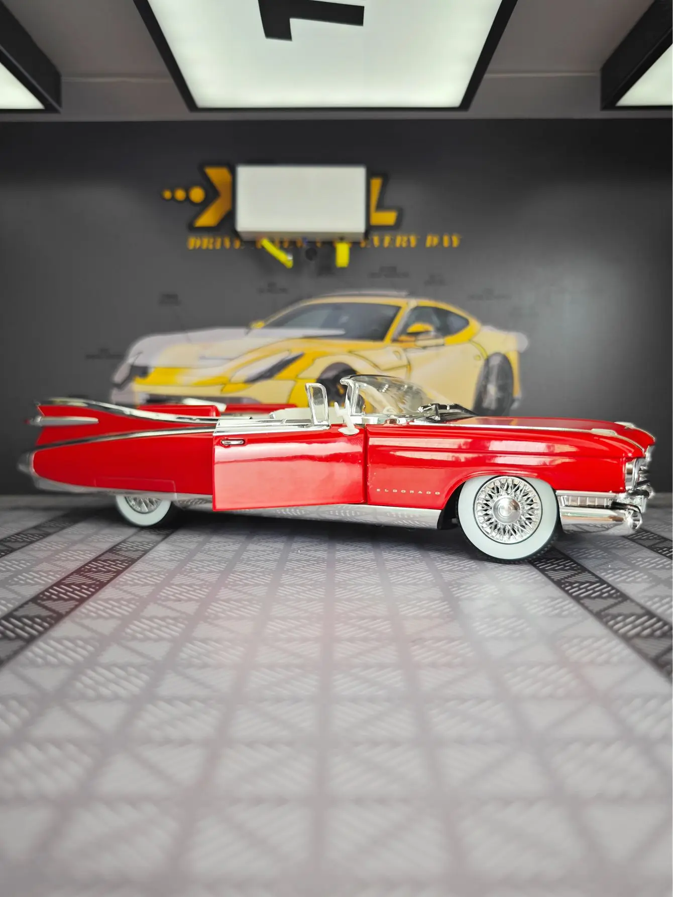 1:24 Eldorado 1959 alloy car model ornaments convertible super run children's toy car door can open the toy car
1:24 Eldorado 1959 alloy car model ornaments convertible super run children's toy car door can open the toy car