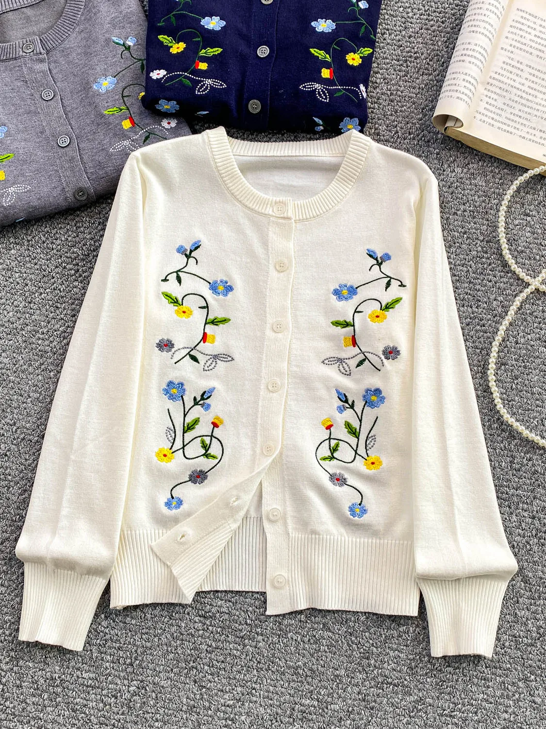 Korobov French Style Sweet O Neck Long Sleeve Flower Embroidery Single Breasted Autumn Sweater Women Jumpers
Korobov French Style Sweet O Neck Long Sleeve Flower Embroidery Single Breasted Autumn Sweater Women Jumpers