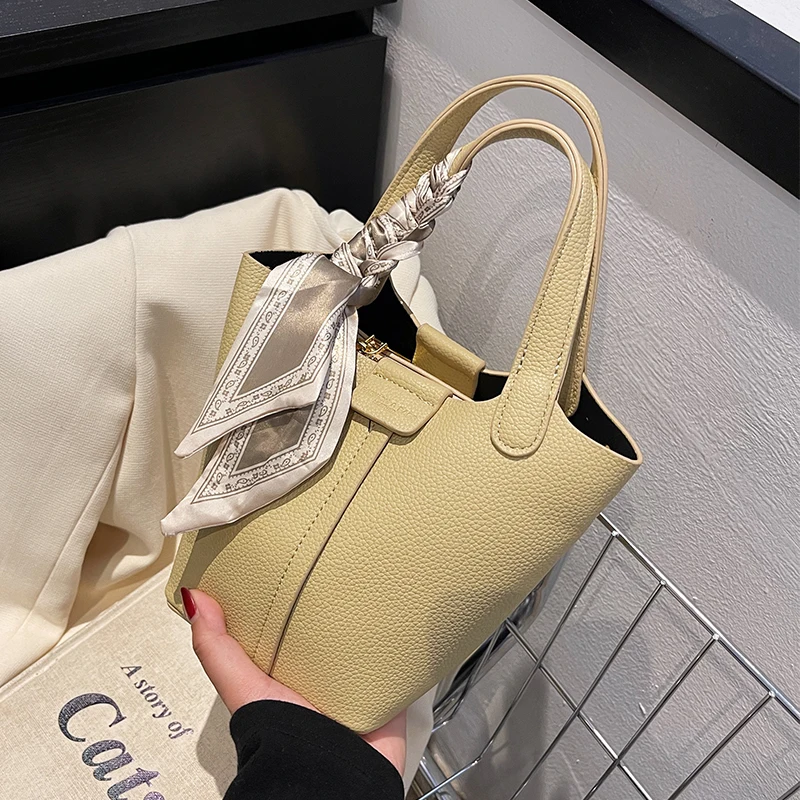 Retro Fashionable Women's Bucket Handbag Crossbody Bag PU Leather Zipper Closure Soft Shoulder Strap Casual Style Small Size
Retro Fashionable Women's Bucket Handbag Crossbody Bag PU Leather Zipper Closure Soft Shoulder Strap Casual Style Small Size
