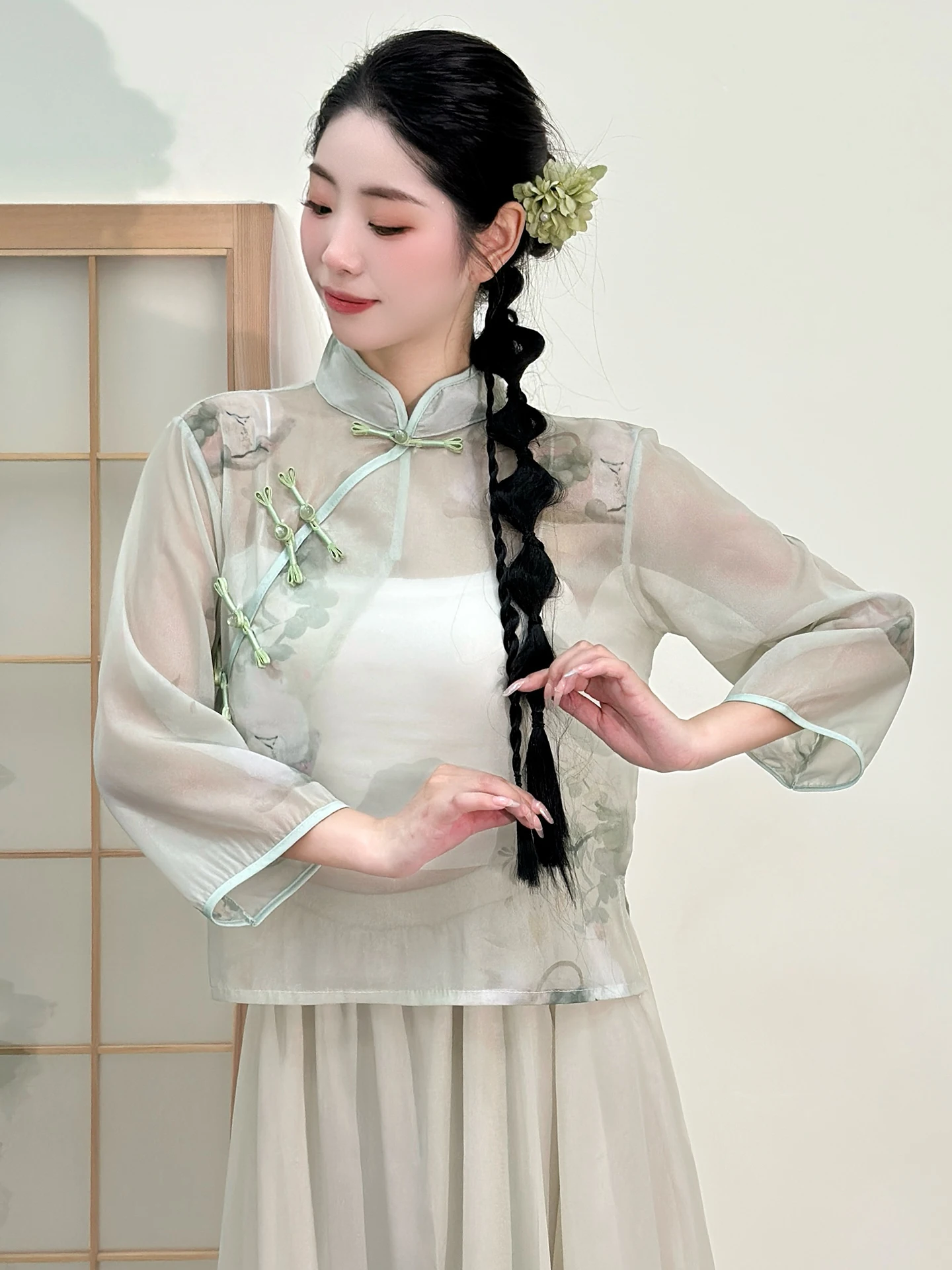 New Chinese Classical Dancing Dress Women's Fairy Body Charm Gauze Clothes Style Stand Collar Cheongsam Performance Costumes
New Chinese Classical Dancing Dress Women's Fairy Body Charm Gauze Clothes Style Stand Collar Cheongsam Performance Costumes