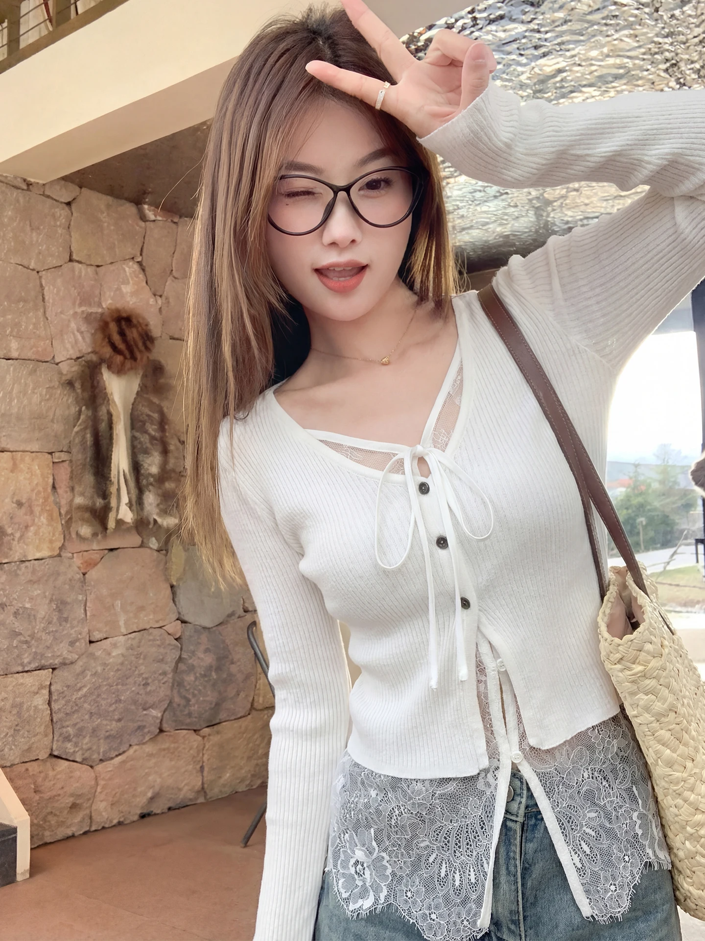 Корейский вязаный топ с длинными рукавами и кружевными вставками для женщин, белый, с V-образным вырезом, модный, весенний, стандартный крой, из мягкой ткани
Корейский вязаный топ с длинными рукавами и кружевными вставками для женщин, белый, с V-образным вырезом, модный, весенний, стандартный крой, из мягкой ткани