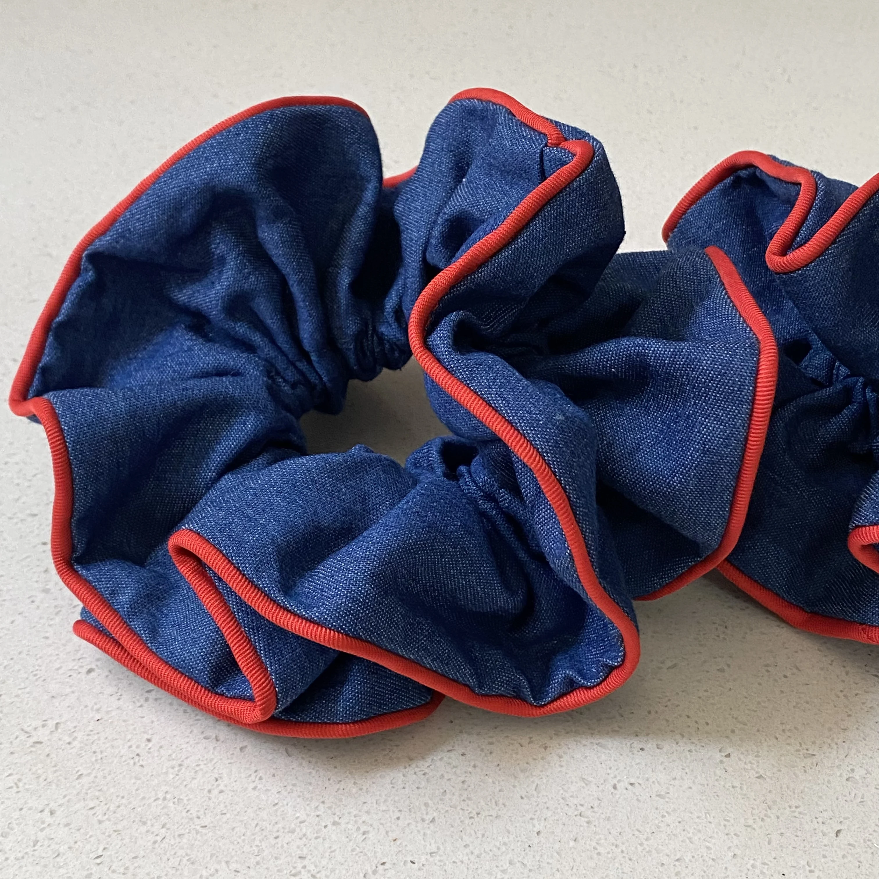 1PC Denim Scrunchies With Red Trim, Stylish Hair Accessories For Women, Cute Hair Ties For Daily And Party Wear резинки для волос disney hair hair accessories
1PC Denim Scrunchies With Red Trim, Stylish Hair Accessories For Women, Cute Hair Ties For Daily And Party Wear резинки для волос disney hair hair accessories