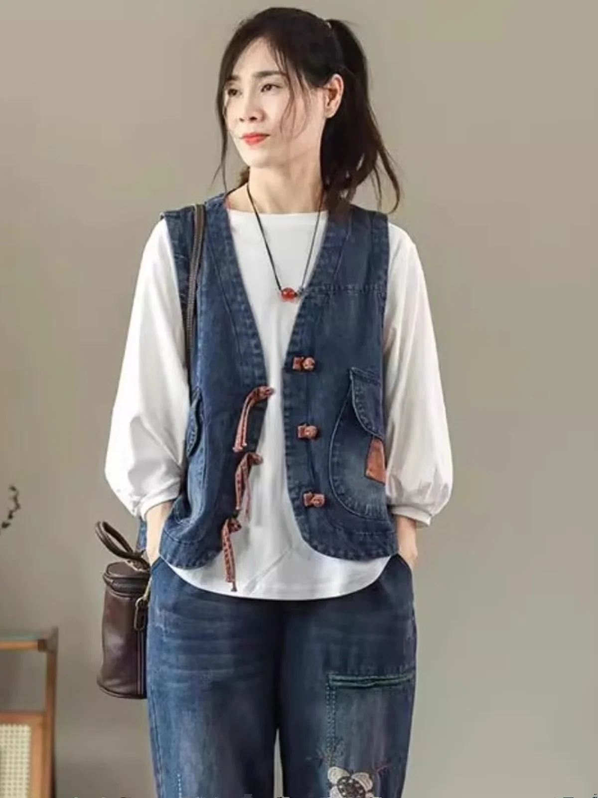 Washed Denim Sleeveless Vest Women's Top V-Neck Pocketed Vintage Blue Multi-Layered Wear Vintage Washed Denim Vest
Washed Denim Sleeveless Vest Women's Top V-Neck Pocketed Vintage Blue Multi-Layered Wear Vintage Washed Denim Vest