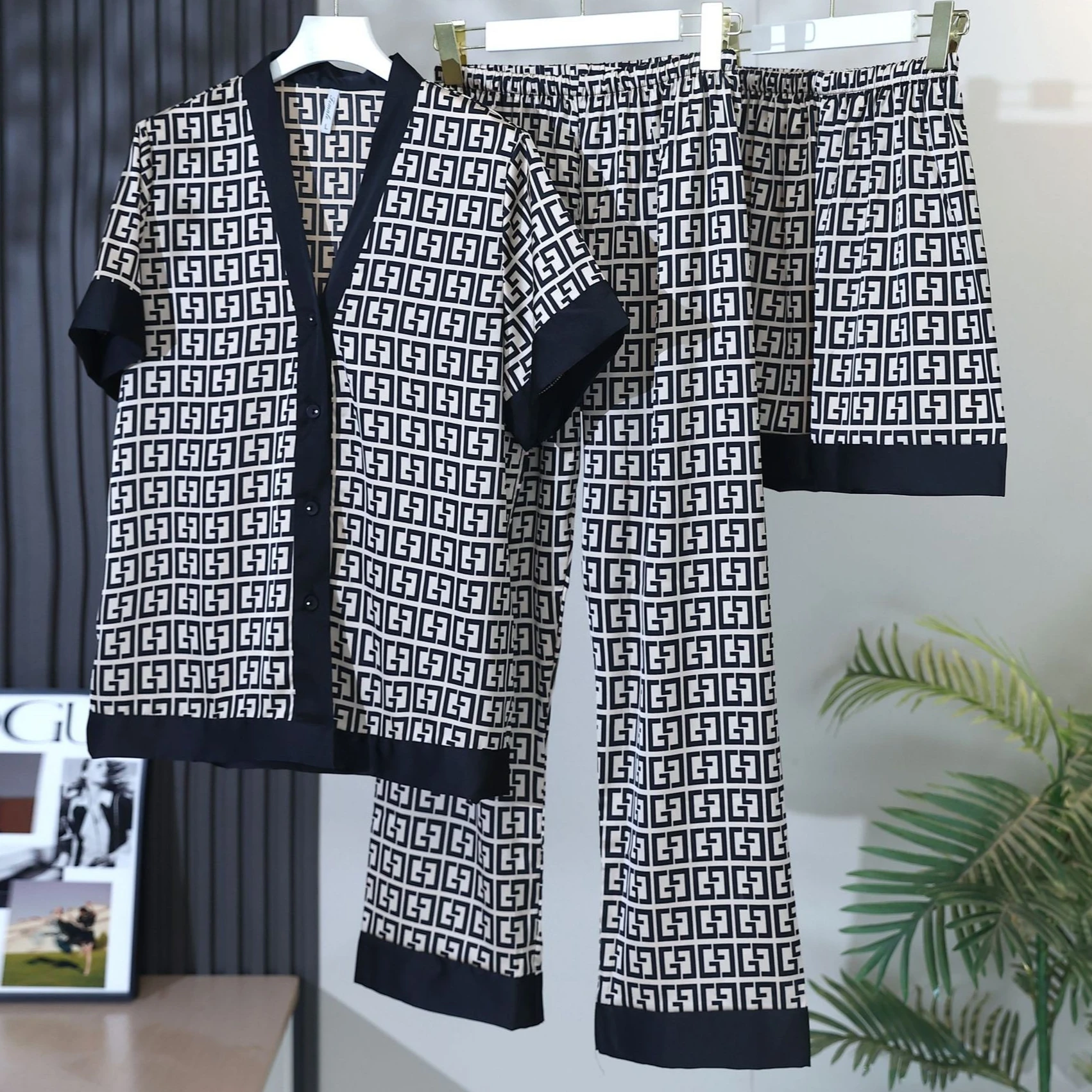 Women 3PCS Sleepwear V-Neck Shirt&Pants Short Sleeve Pijamas Femme Satin Trousers Suit Spring Pyjamas Casual Loungewear
Women 3PCS Sleepwear V-Neck Shirt&Pants Short Sleeve Pijamas Femme Satin Trousers Suit Spring Pyjamas Casual Loungewear