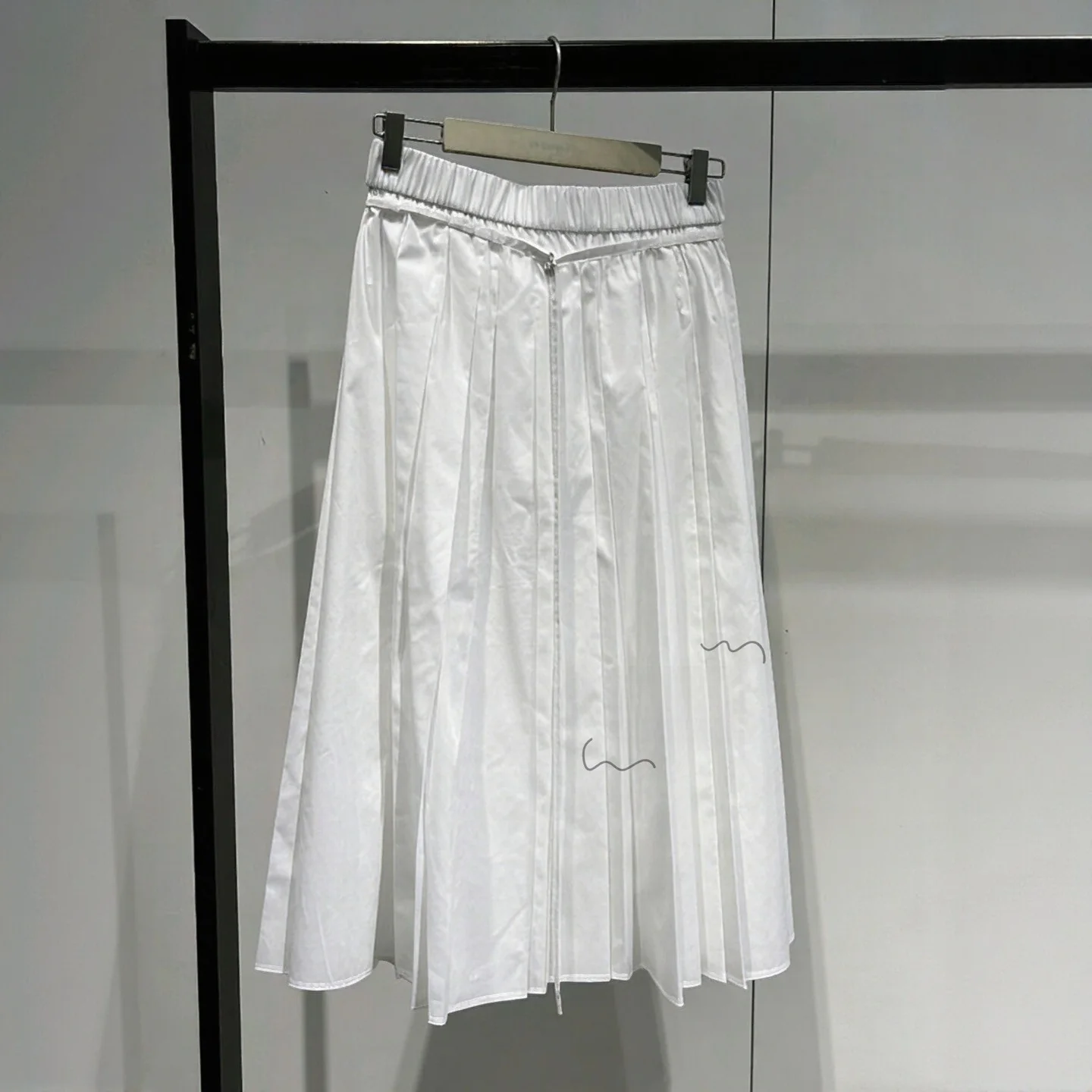 Повседневная универсальная белая юбка миди с высокой талией для женщин, модная плиссированная юбка А-силуэта с высокой талией, весна 2026
Повседневная универсальная белая юбка миди с высокой талией для женщин, модная плиссированная юбка А-силуэта с высокой талией, весна 2026