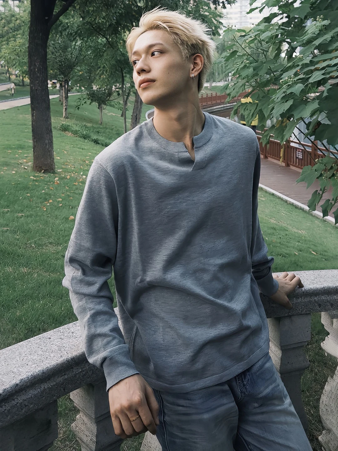 Мужской серый свитшот с V-образным вырезом, осенне-зимняя верхняя одежда, повседневный, премиум-класса, комфортный, средней мягкости, с длинным рукавом
Мужской серый свитшот с V-образным вырезом, осенне-зимняя верхняя одежда, повседневный, премиум-класса, комфортный, средней мягкости, с длинным рукавом
