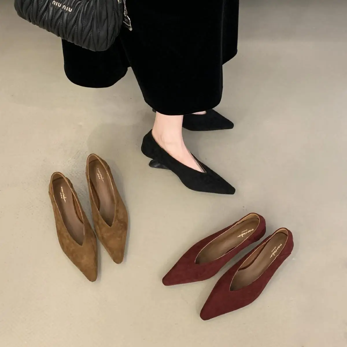 Retro Pointed Toe Women's Flats Grandmother Shoes Velvet Surface Slope Heel Commuter Casual Fashion Boots Low Tube Rubber
Retro Pointed Toe Women's Flats Grandmother Shoes Velvet Surface Slope Heel Commuter Casual Fashion Boots Low Tube Rubber