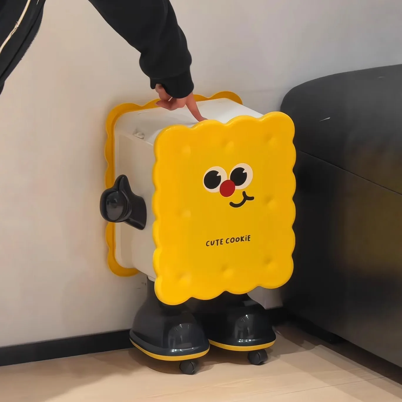 Креативный контейнер для хранения в виде милого мультяшного человечка-печенья с колесами, большой емкости, для спальни, офиса, дома
Креативный контейнер для хранения в виде милого мультяшного человечка-печенья с колесами, большой емкости, для спальни, офиса, дома