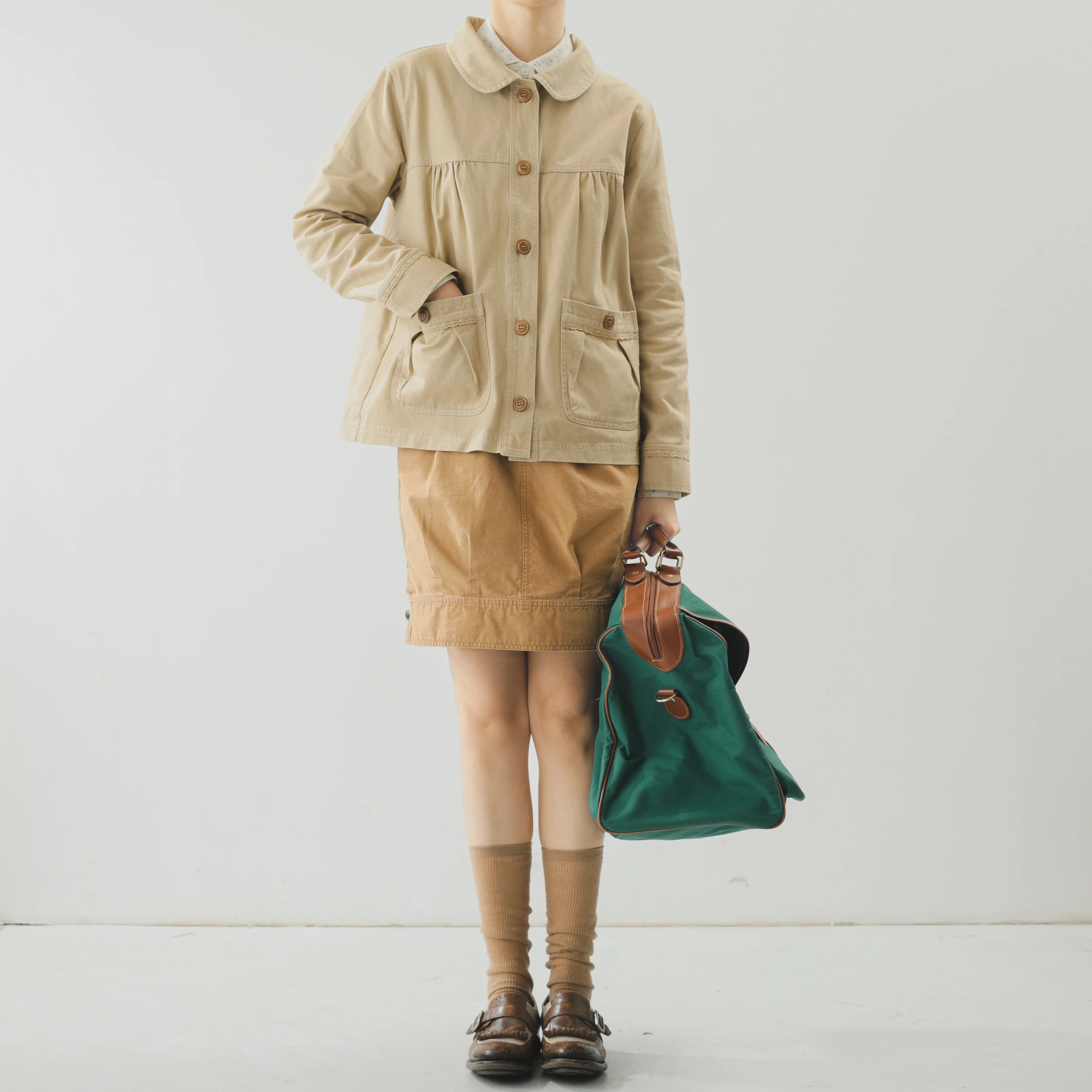 Винтажная хлопковая куртка цвета хаки с воротником Питер Пэн для девочек, оригинальный дизайн, свободный крой, на пуговицах
Винтажная хлопковая куртка цвета хаки с воротником Питер Пэн для девочек, оригинальный дизайн, свободный крой, на пуговицах