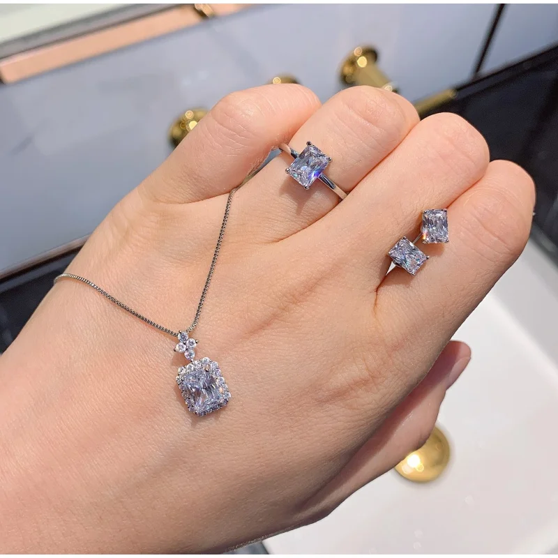 Jewelry hot-selling in Europe America, fresh and stylish high-carbon diamond ring, earrings, pendant set, gift for Japan
Jewelry hot-selling in Europe America, fresh and stylish high-carbon diamond ring, earrings, pendant set, gift for Japan