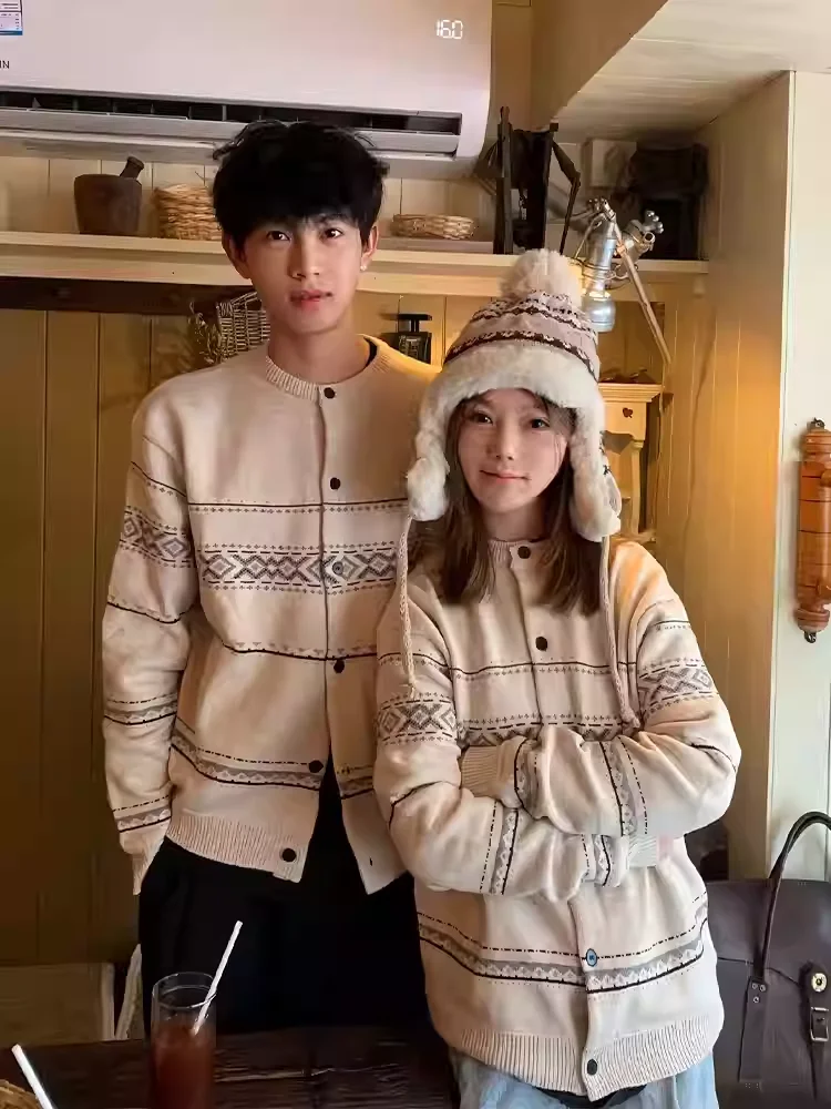 Корейский вязаный кардиган Fair Isle с текстурным узором, свободный повседневный универсальный свитер для мужчин, осенне-зимняя верхняя одежда для пар
Корейский вязаный кардиган Fair Isle с текстурным узором, свободный повседневный универсальный свитер для мужчин, осенне-зимняя верхняя одежда для пар