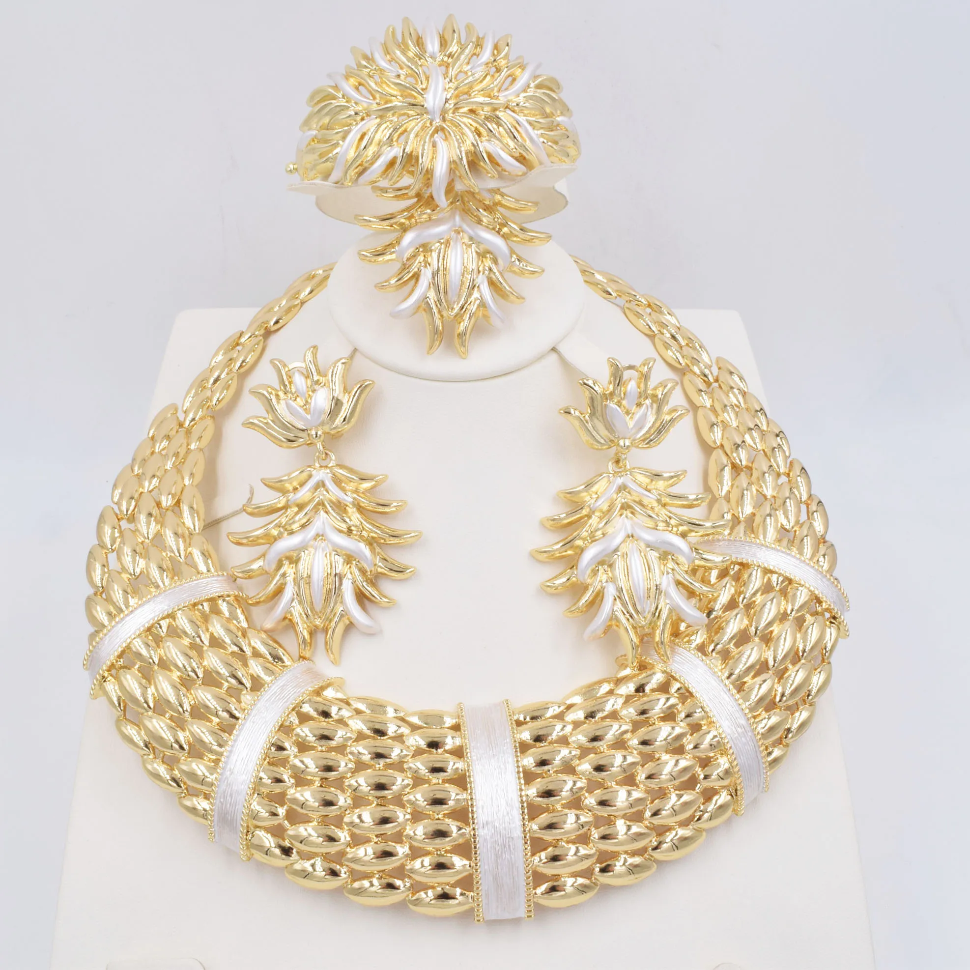 Gold Color Hollow Necklace Set Fashion Women Dubai Africa Luxury Punk Choker Necklace Earring Bracelet Ring Jewelry Accessory
Gold Color Hollow Necklace Set Fashion Women Dubai Africa Luxury Punk Choker Necklace Earring Bracelet Ring Jewelry Accessory