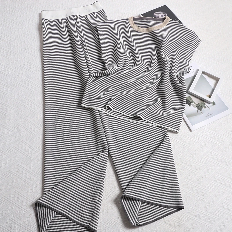 Fashion Round Neck Contrast Color Sleeveless Sweater Tops Loose Waist Pocket Wide Leg Trousers Striped Two-piece Set for Women
Fashion Round Neck Contrast Color Sleeveless Sweater Tops Loose Waist Pocket Wide Leg Trousers Striped Two-piece Set for Women