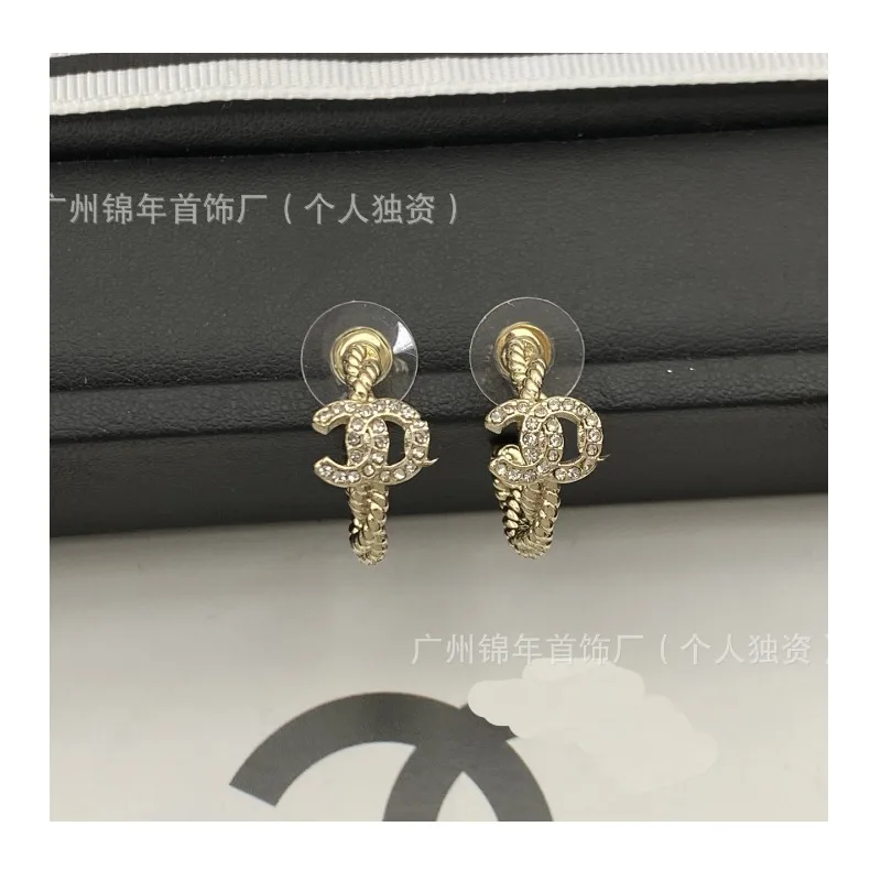 Twist Double Diamond Earrings Light Luxury Temperament Earrings High Sense Versatile Commuter Earrings
Twist Double Diamond Earrings Light Luxury Temperament Earrings High Sense Versatile Commuter Earrings