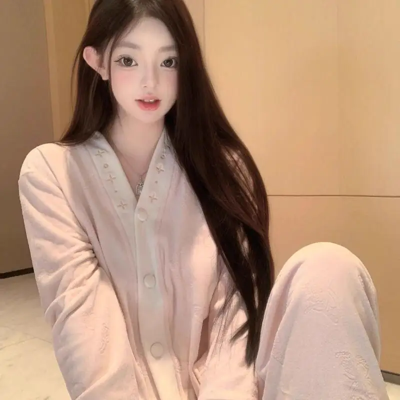 Новый Элегантный Комплект Пижам с Вышивкой Бабочек De Rong из Мягкого Флиса, Утепленный, Больших Размеров, для Домашнего Отдыха, Осень-Зима
Новый Элегантный Комплект Пижам с Вышивкой Бабочек De Rong из Мягкого Флиса, Утепленный, Больших Размеров, для Домашнего Отдыха, Осень-Зима