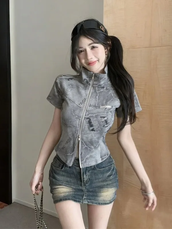 Slim Fit Printed T-Shirt Women's Summer Waist-Cinching Zipper Stand Collar Short Sleeve High Waist Design Casual Chic Style
Slim Fit Printed T-Shirt Women's Summer Waist-Cinching Zipper Stand Collar Short Sleeve High Waist Design Casual Chic Style
