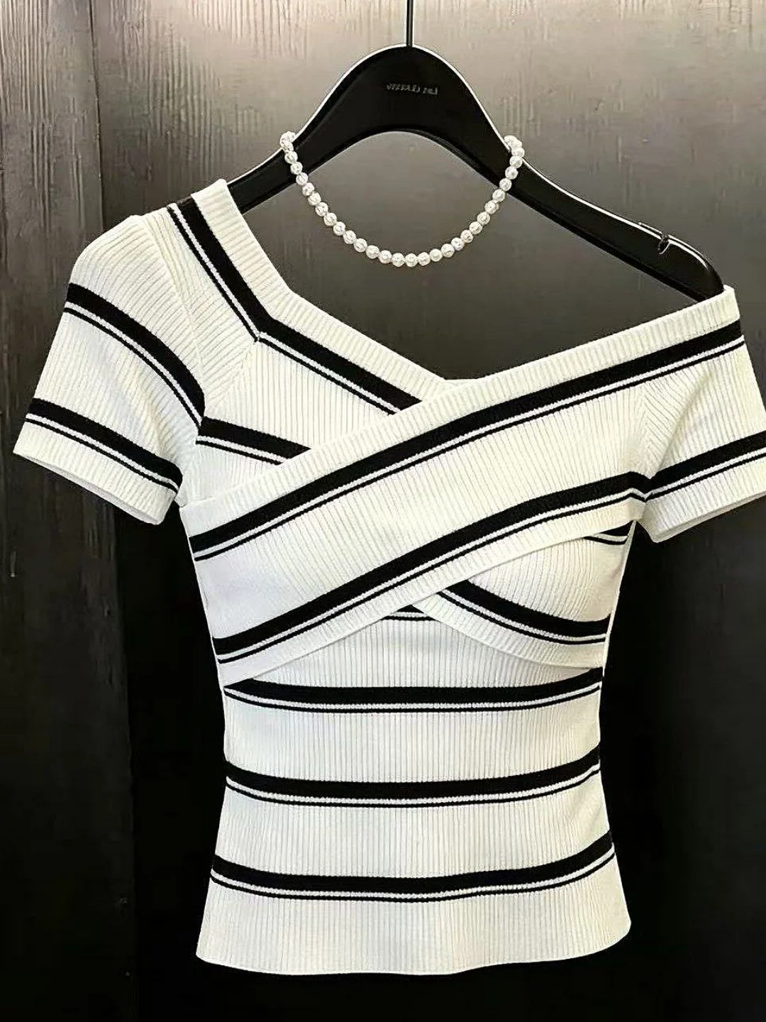 Cleanfit Ice Silk Knitted Short Sleeve V-Neck T-Shirt Women's Fashion Unique Slimming Summer Color Block Top City Walk
Cleanfit Ice Silk Knitted Short Sleeve V-Neck T-Shirt Women's Fashion Unique Slimming Summer Color Block Top City Walk