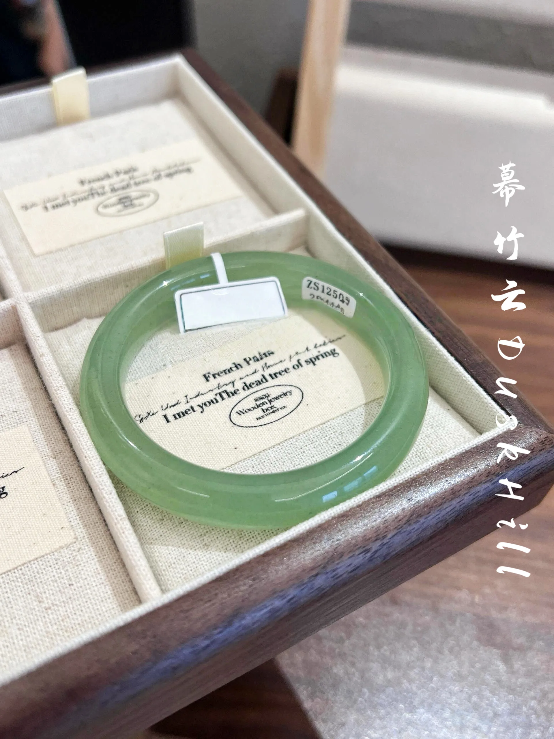 Natural Dongling Jade Bracelet Ice Transparent Yuanshan Dai Light Luxury High-end Jade Niche Send Girlfriend
Natural Dongling Jade Bracelet Ice Transparent Yuanshan Dai Light Luxury High-end Jade Niche Send Girlfriend