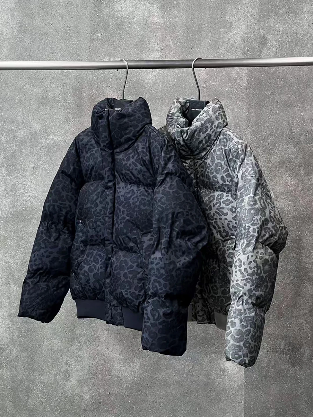 Men's Thiened Winter Cotton Jaet Bla Leopard Print Stand Collar Warm Bread Sle Coat American Retro Casual Outerwear
Men's Thiened Winter Cotton Jaet Bla Leopard Print Stand Collar Warm Bread Sle Coat American Retro Casual Outerwear