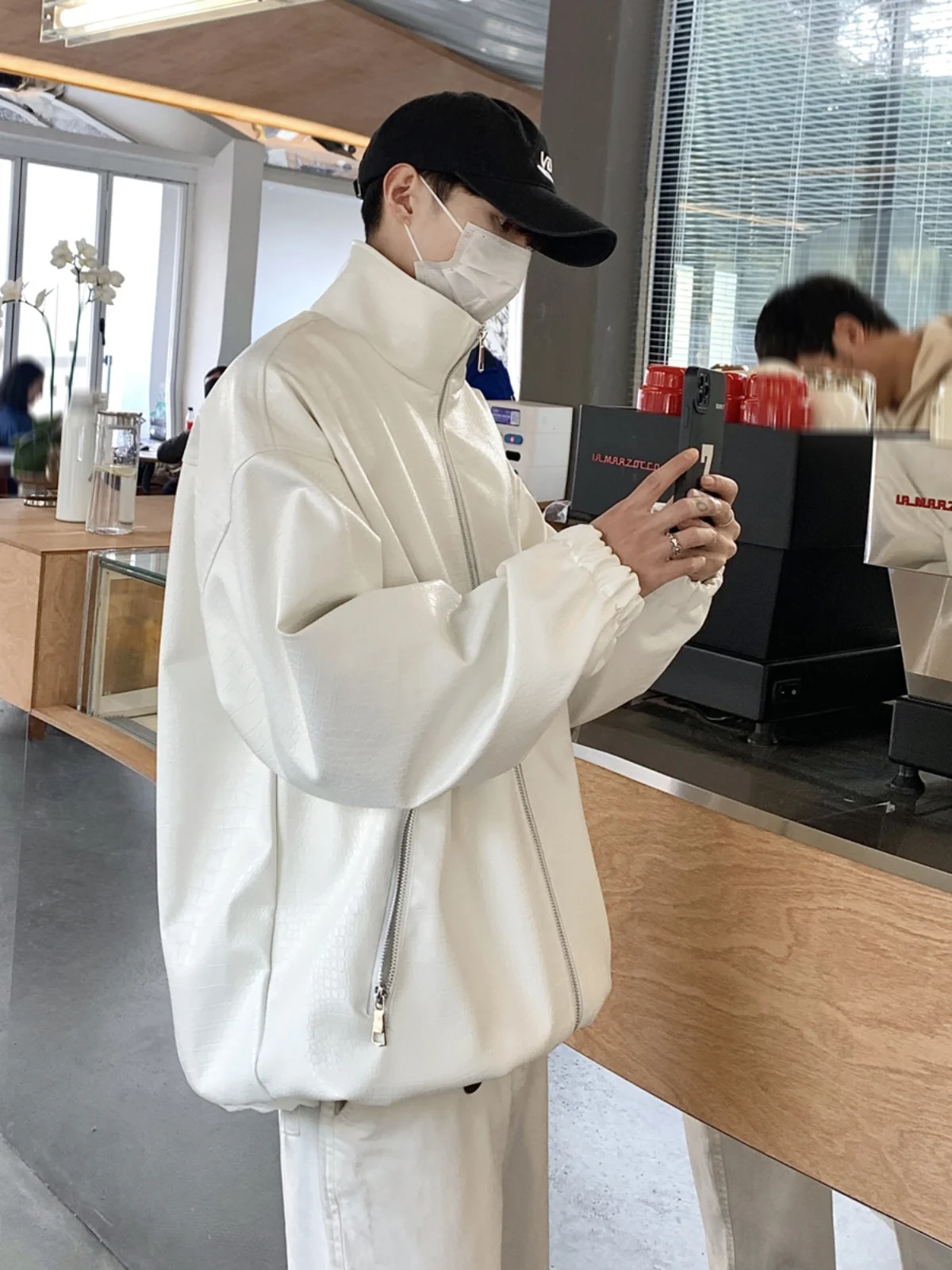 White Crocodile Pattern PU Leather Jaet Men's Oversize American Pilot Sle Spring Autumn Faionable Outerwear Coat
White Crocodile Pattern PU Leather Jaet Men's Oversize American Pilot Sle Spring Autumn Faionable Outerwear Coat